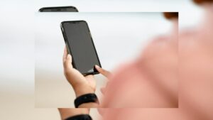 スマホをみている画像